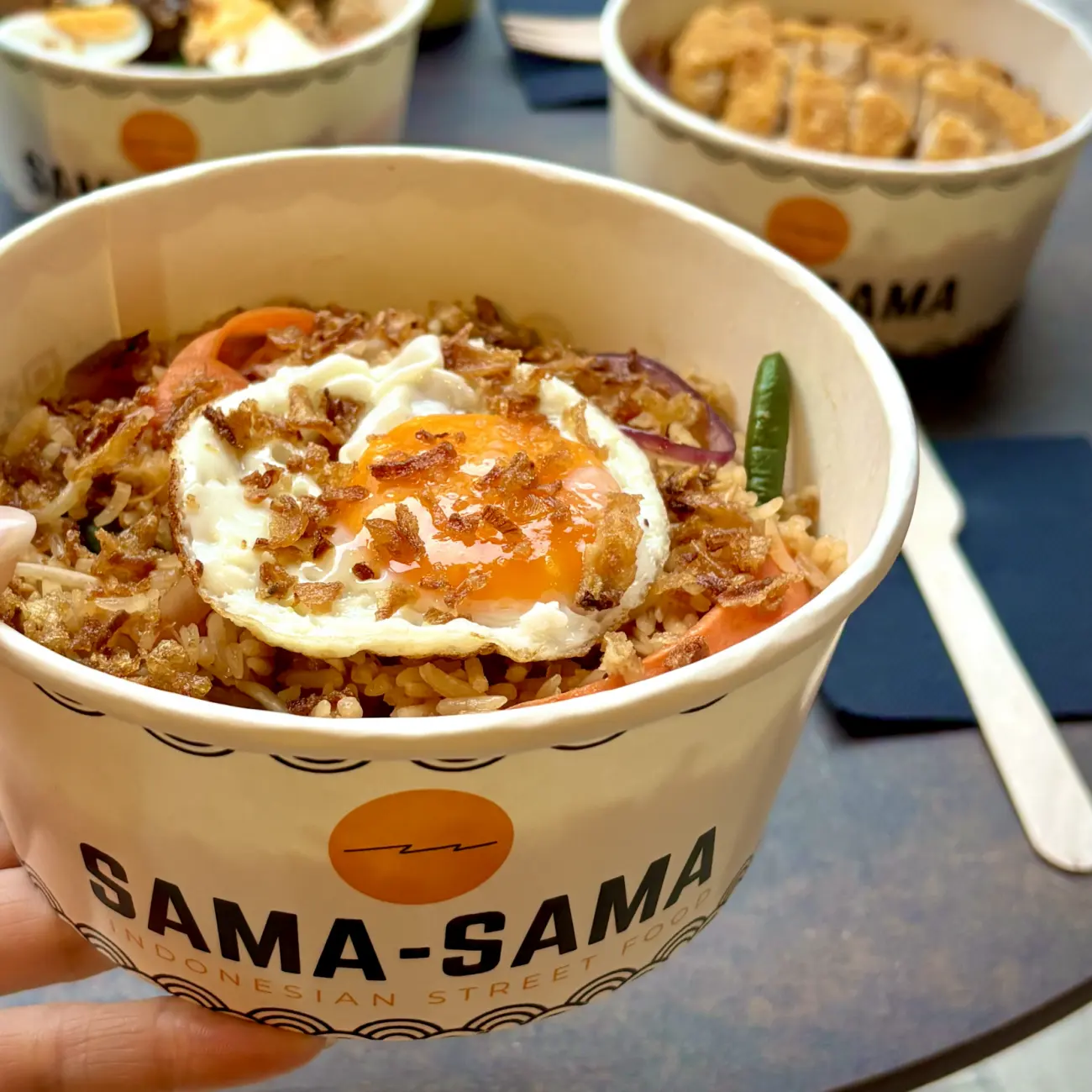 Nasi Goreng servi dans un bol SAMA-SAMA, œuf au plat et oignons frits