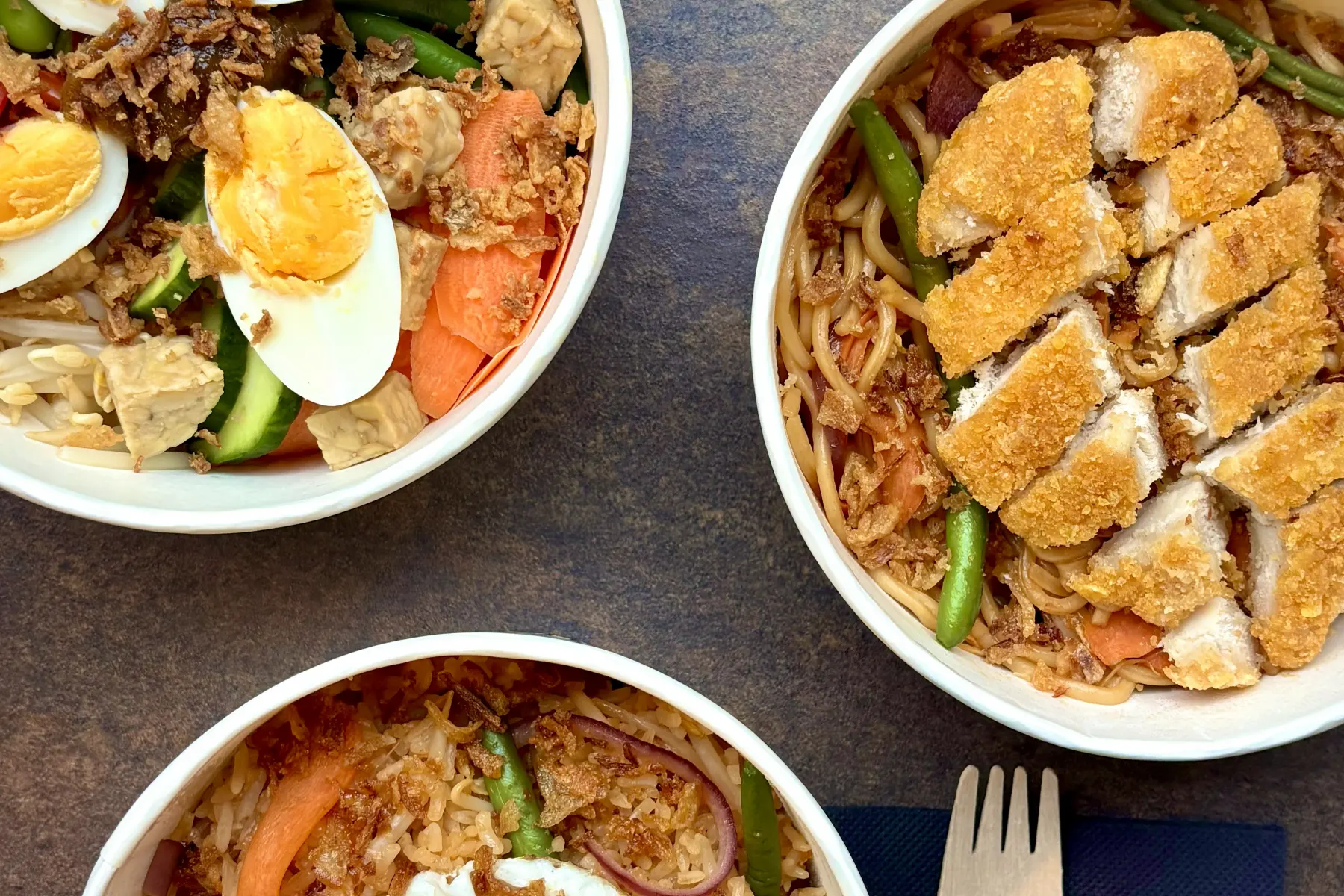 Plusieurs bowls SAMA-SAMA partagés autour d'une table